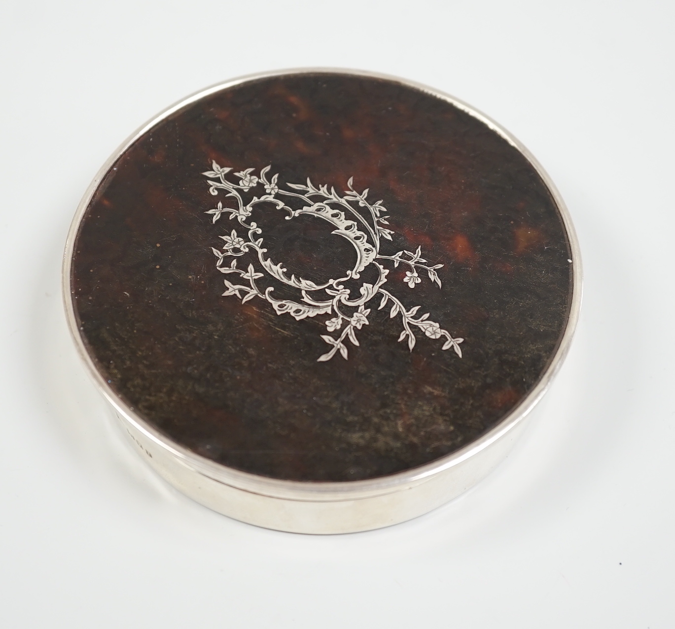 A George V silver and tortoiseshell mounted circular trinket box, London, 1920, 10.9cm.